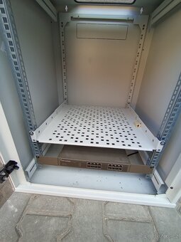 Serverová skříň, rack + Switch 1000 MB - 4