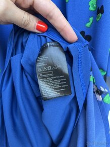 Modré květované šaty od H&M s asymetrickou sukni - 4