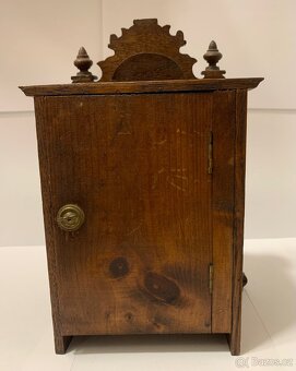 PRODÁM STARÉ VYŘEZÁVANÉ DŘEVĚNÉ STOLNÍ HODINY KIENZLE - 4