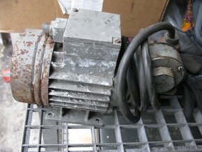 Elektromotor 380Vs převodovkou a řemenicí - 4