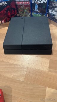 PlayStation 4 - 1TB + 2 ovladače a 5 her - 4