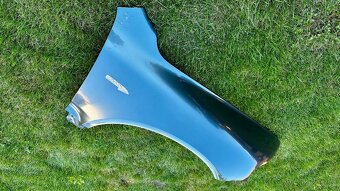 VW TOUAREG 7L - PŘEDNÍ PRAVÝ BLATNÍK - 4