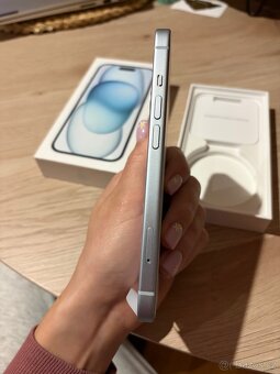 iPhone 15 128 GB Modrý - 4
