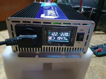 Měnič 12V / 220 V, 5000/2200W, čistý sinus - 4