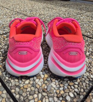 Dámské běžecké boty Brooks Ghost Max 2 W Pink - 4