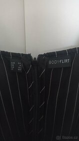 Elegantní šaty proužkované, vel. 34 - 4