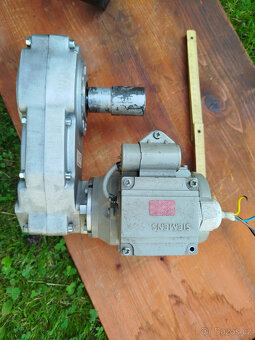 motor s převodovkou 3,5 ot/minutu - 4