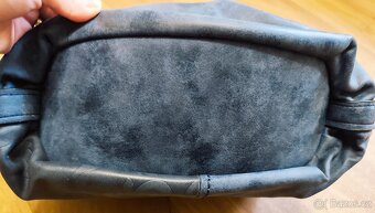 Modrá kožená crossbody kabelka - 4