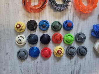 Sbírka Beyblade – hromada originálních dílů + launchery - 4