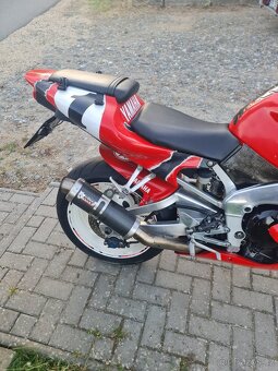 YAMAHA YZF R1 - 4