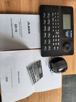 Alesis SR-16 přenosný bicí automat - 4