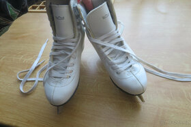 Dívčí bílé krasobruslařské boty jako nové vel. 33+chrániče - 4