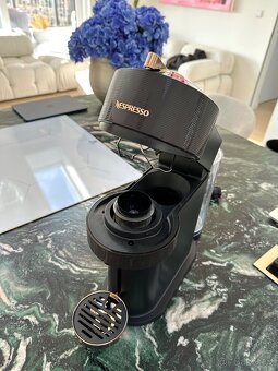 Luxusní kávovar Nespresso Vertuo Next Premium Brown Rich - 4