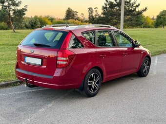 Kia Ceed 1.4i Combi / 96700km / tažné / dvě sady kol / klima - 4