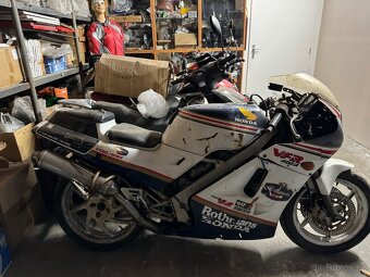 Honda VFR 400R - 4