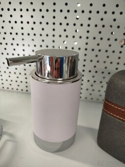 Dávkovač mýdla na postavení. - 4