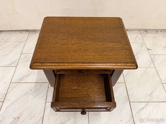 Starožitný malý odkládací stolek - 4