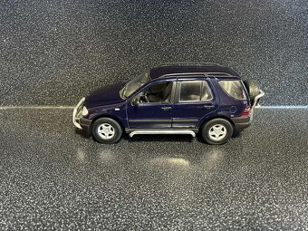 Mercedes Benz ML W163 1:18 - 4