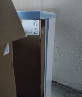 Závěsná zrcadlová skříňka s LED osvětlením - 4