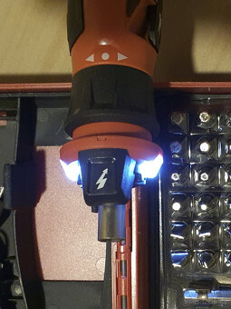 Elektrikářský kapesní aku šroubovák se světlem a indikací - 4