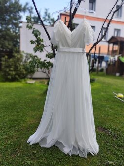 Romantické svatební šaty s rozparkem. - 4