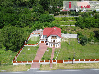 Vila 8+1, dvě garáže, terasa, balkon, pozemek 3176 m2 - 4