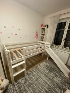 Vyvýšená dřevěná postel se skluzavkou - 4