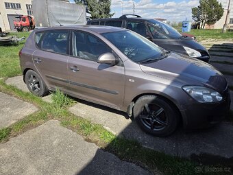 Prodám bouranou Kia Ceed 1.6 90kw r.v. 2007 - 4
