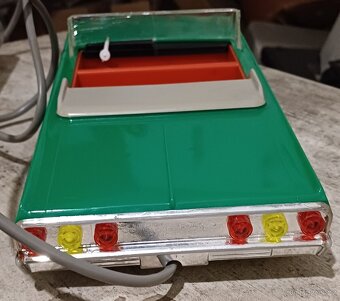 Sběratelské retro elektro-auto z 60. let s dálkovým ovládání - 4
