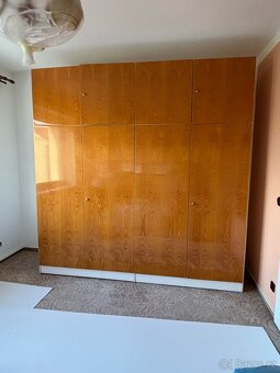 Skříň a menší skříňky s propojovací rampou - 4