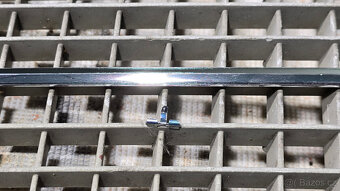 MERCEDES W116 A0019887478 příchytka vodorovné lišty masky - 4
