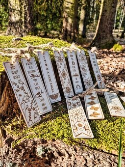 Dřevěná záložka do knihy s originálním designem V1 - 4