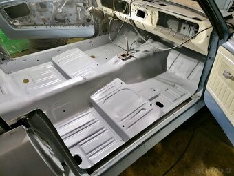 Prodám Ford mustang 1966 3.3L, 3st aut. ve stádiu renovace - 4