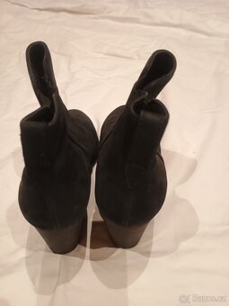 Prodám luxusní kožené černé boty na podpatku vel. 37 - 4