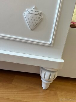 Krásná bílá postel s přistýlkou pro slečnu - 4