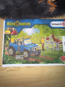 Schleich terénní vůz s venkovním výběhem pro dinosaura - 4