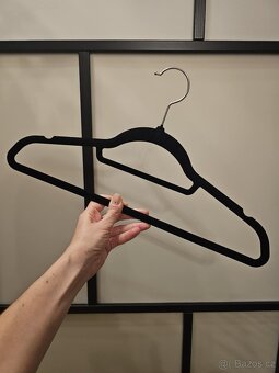 Krásná elegantní velurová ramínka - 4