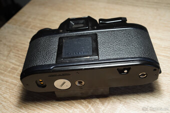 Kinofilmový fotoaparát Nikon EM - 4