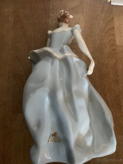 Porcelánová soška dívky ROYAL DUX BOHEMIA D - 4
