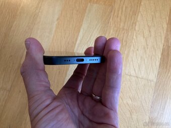 iPhone 16e 256 GB černý - 4