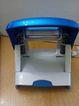 Děrovačka Leitz 5008 - světle modrá - 4