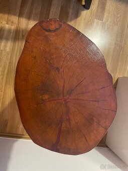 Ručně vyřezavaný masivní dřevěný stojan na dekorace. - 4