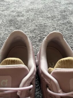 On Running, model Cloud 6, velikost 38,5 - 4
