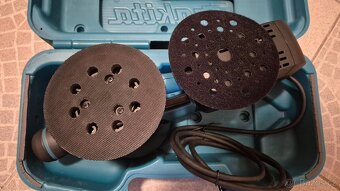 Prodám excentrickou brusku Makita BO5041 s příslušenstvím - 4