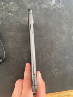 iPhone 11 64GB, vada displeje (ghost), baterie 83 % - 4