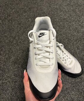 Nike Air Max Invigor - 4