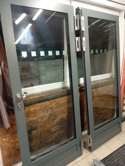 Dvoukřídlé dveře hliníkové bez zárubně, rámu - 4