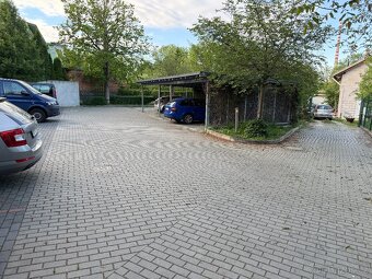 Kryté parkovací stání za uzamykatelnými vraty - 4