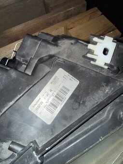 Pravý světlomet BMW E90 E91 (poškozený plast) - 4