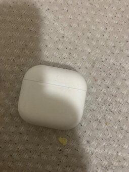 Airpods 4 bohuzel chybi prave sluchatko - 4